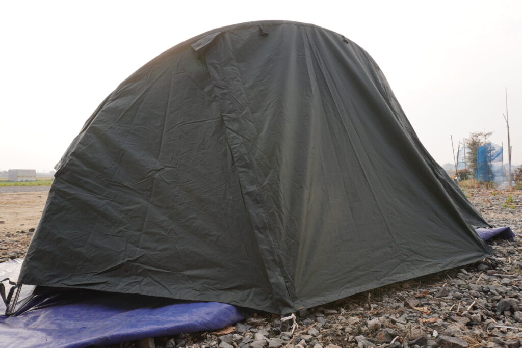 キャンプギアメーカーのBUNDOKが販売しているソロドームという緑色のテント
