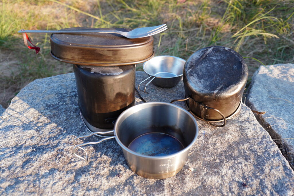 キャンプなどの屋外で使う調理器具。
クッカーというキャンプギア。