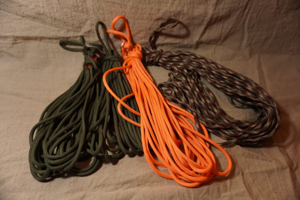 キャンプで使うロープです。
長めのパラコード。