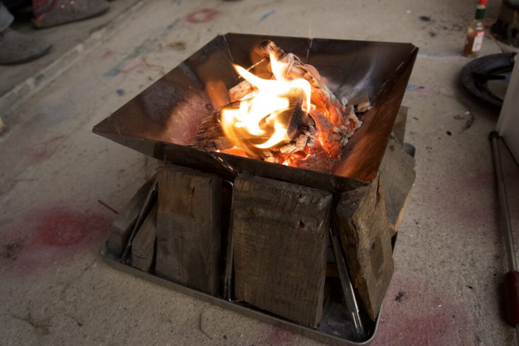 キャンプギアメーカーのキャンプグリーブが販売するステンレス製の折りたたみ焚き火台
